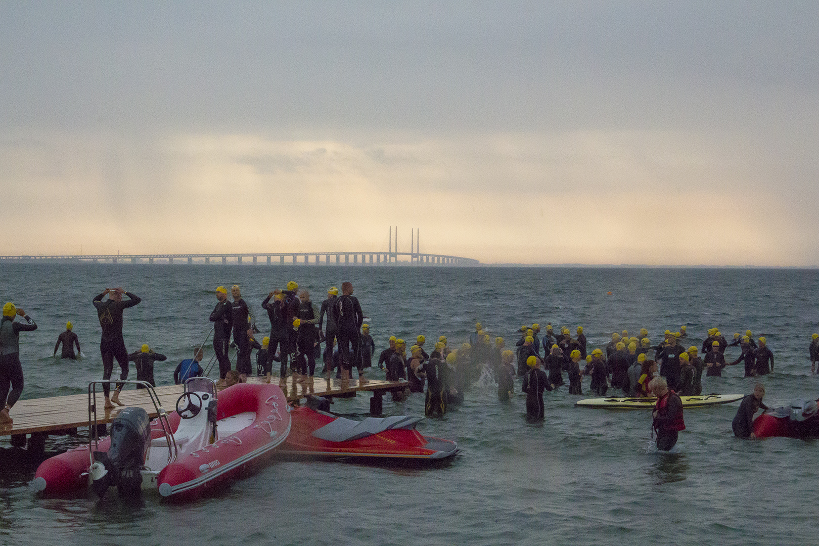 Start zum CPH Triathlon, im Hintergrund die Oeresundbruecke